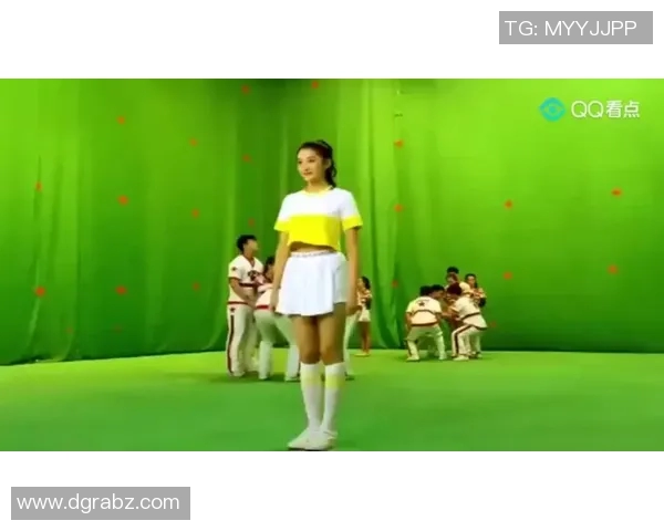 古力娜扎与足球明星的跨界合作引发热议，展现运动与时尚的完美结合